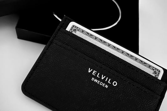 Best way to organize your cards with a men's card case - Velvilo