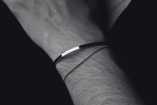 Silver bracelets for men: Match your silver bracelet with your outfit